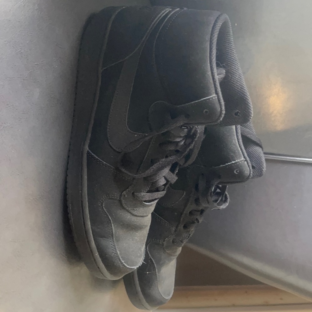 Black Nike hightop ........dunks?